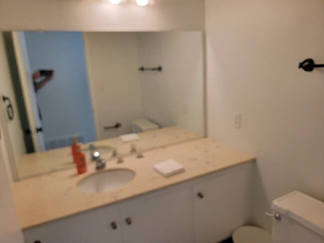 Building Photo - 4 Bedroom Home