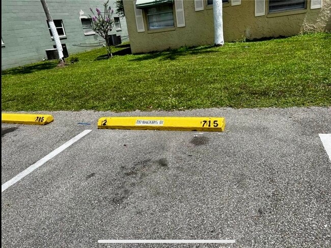 Building Photo - 715 Michigan Ct