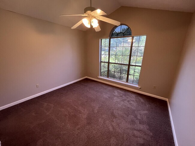 Building Photo - 28 Hillsboro Dr