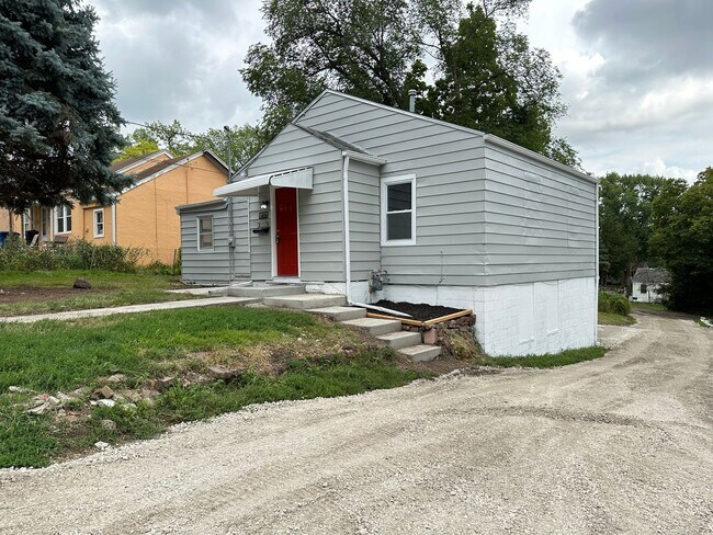 Building Photo - 2 Bedroom with 3 Stall Attached Garage