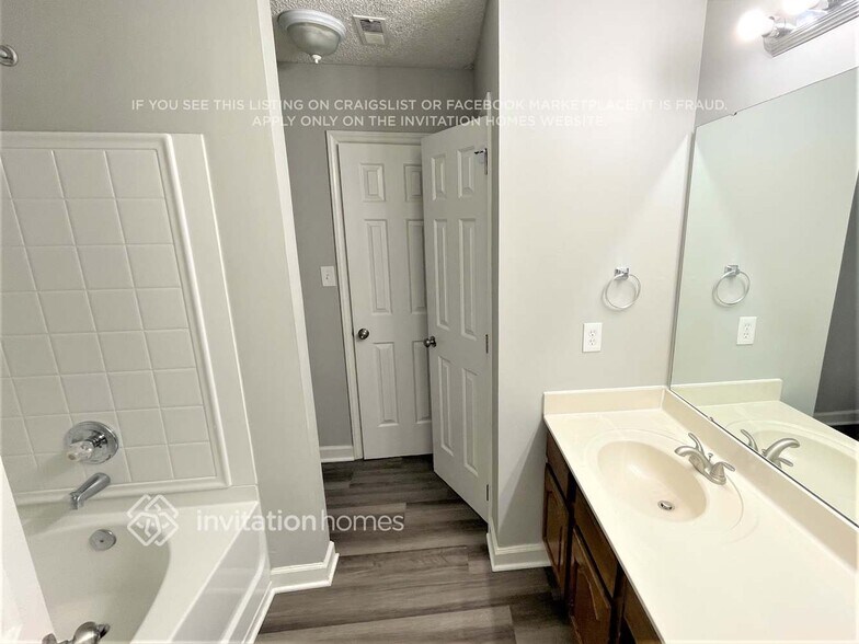 Building Photo - 2900 Oakcroft Dr