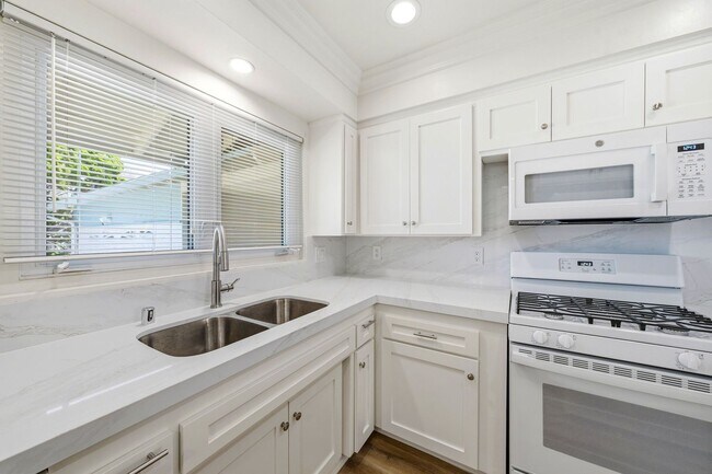 Building Photo - Beautifully Updated 3 Bedroom Home in Desired Costa Mesa Location