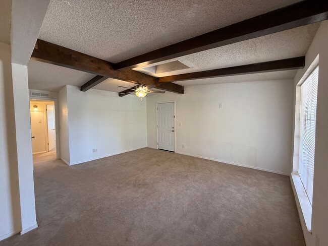 Building Photo - Spacious 4 bedroom, 2 bath home AVAILABLE NOW!