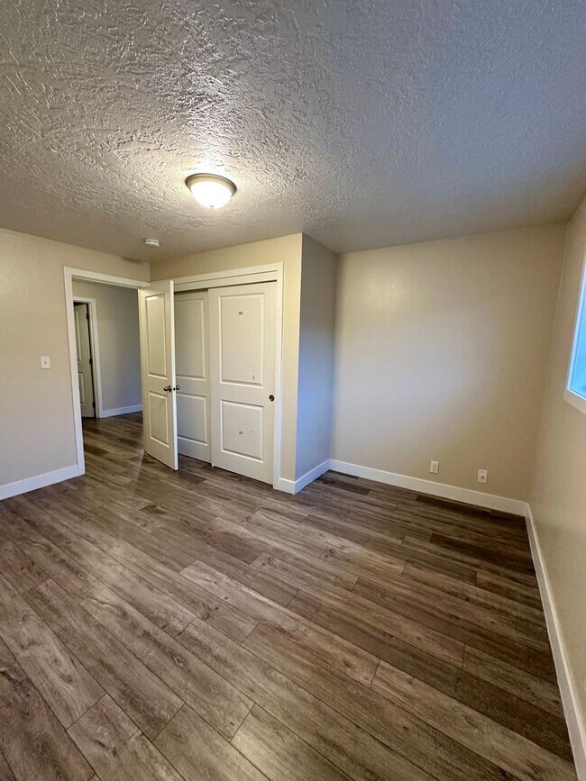 Building Photo - E919