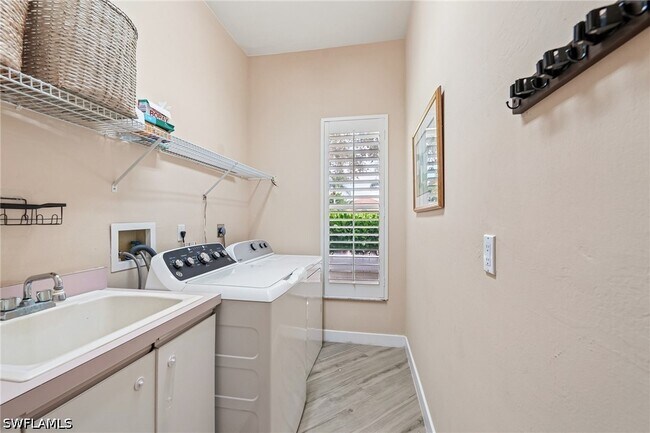 Building Photo - 8868 Lely Island Cir