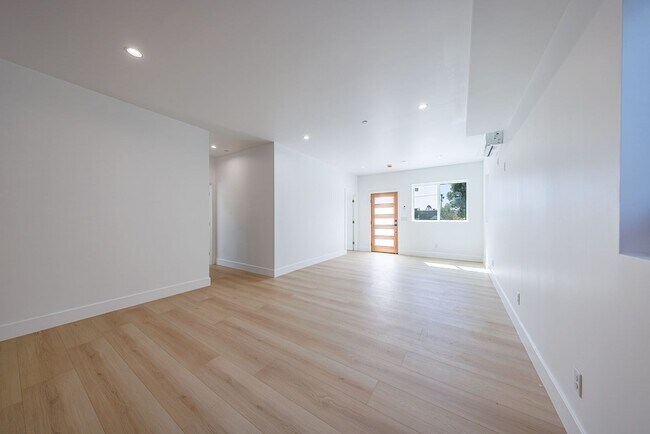 Building Photo - 1330 S Longwood Ave