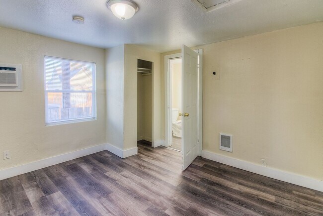 Building Photo - 411 S Naches Ave