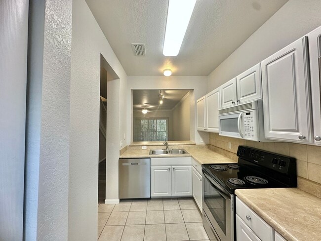 Building Photo - Stylish 2 bed, 2.5 Bath Condo in Magnolia Place | Private Garage | $1,550.00