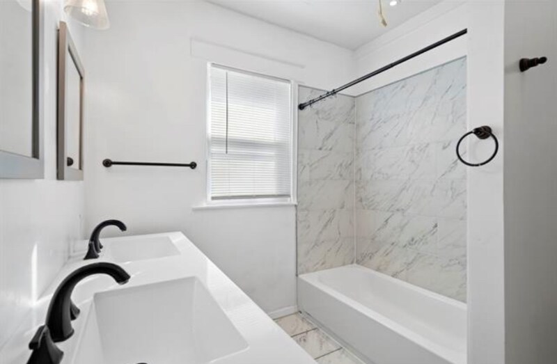 Building Photo - 719 S Montreal Ave