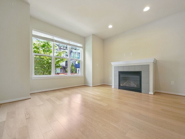 Building Photo - Spacious 3BR/3.5BA Townhome in Desirable E...
