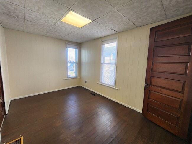 Building Photo - 3 Bedroom House w/Detached Garage!!!