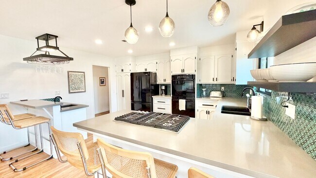 Building Photo - Beautifully Furnished & Appointed, Shorter...