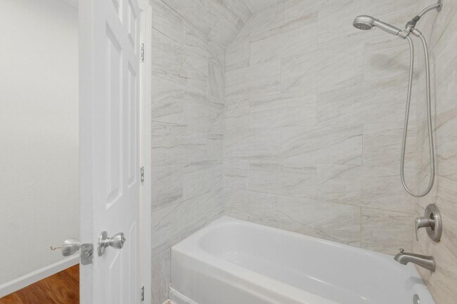 Building Photo - 810 E 63rd St