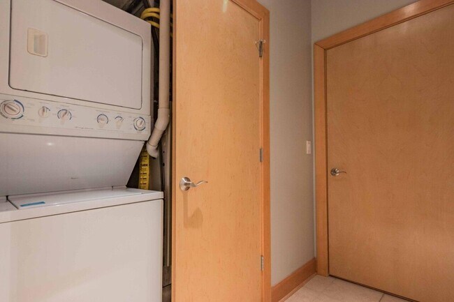 Building Photo - 1550 E Royall Pl