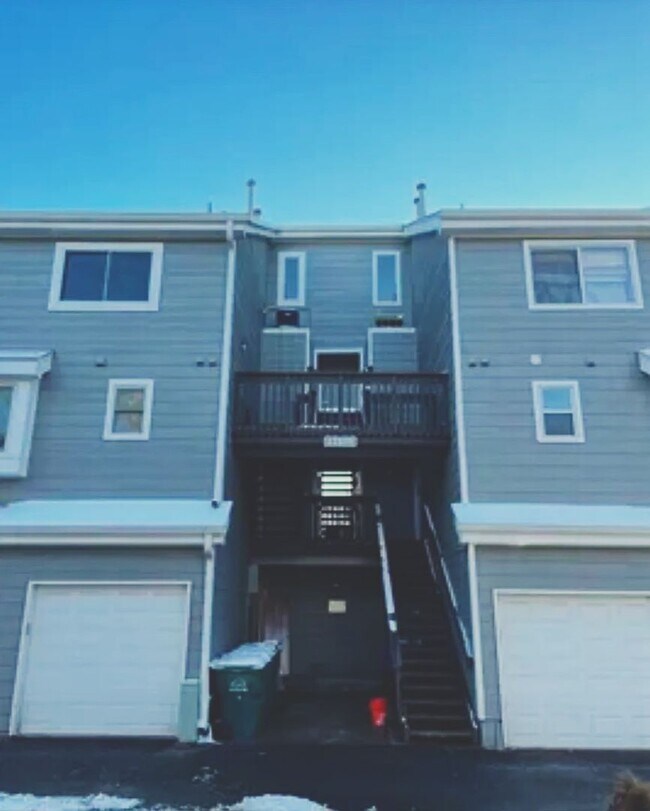 Building Photo - Spacious 3 Bedroom Home with Vaulted Ceilings & Fireplace