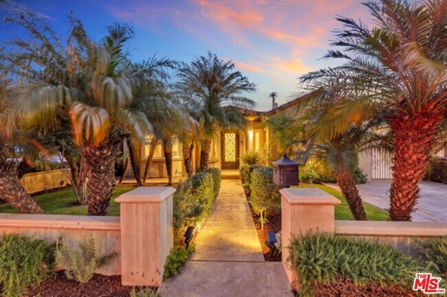 Building Photo - 326 N Doheny Dr