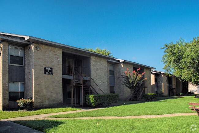 Primary Photo - Crosby at Courtyards Apartments