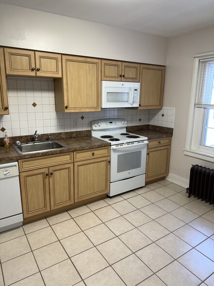 Building Photo - 49 E High St