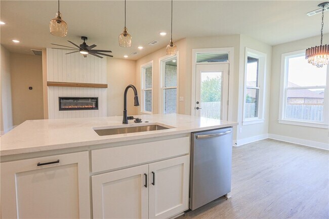 Building Photo - 970 Moksha St