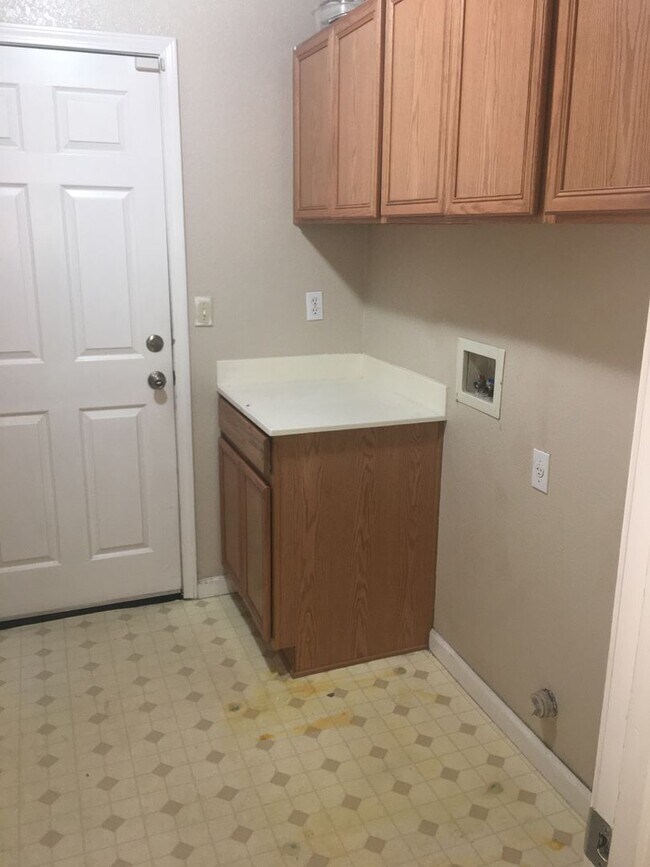 Building Photo - Move-In Special 1/2 Off the First Months Rent