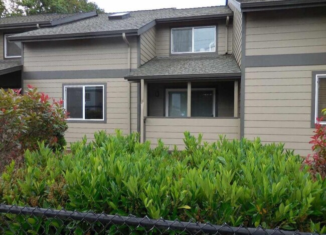 Building Photo - 852 SW Maple Tree Dr