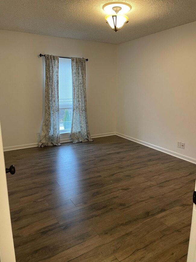 Building Photo - Awesome 2 Bedroom Condo Near the River!
