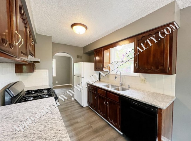 Building Photo - Cozy 4 Bedroom 3 Bath in Olathe-Coming SOON!!