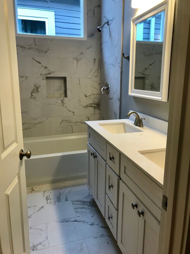 Building Photo - 917- 919 N Prieur