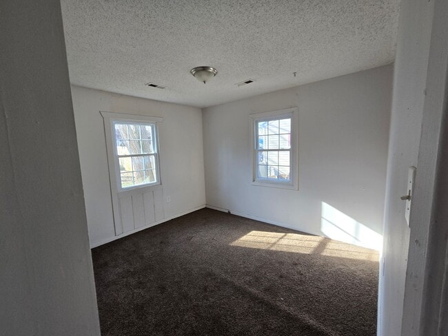 Building Photo - 3 bed 1 bath house