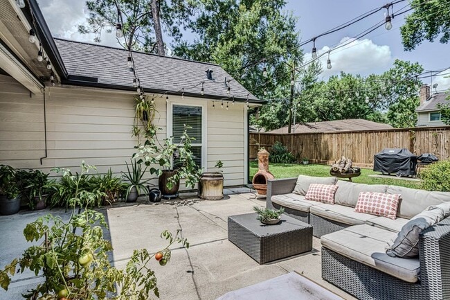 Building Photo - 715 Thistlewood Dr