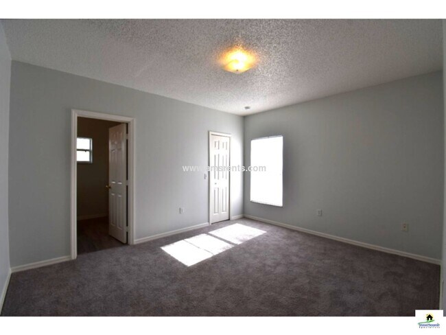 Building Photo - 553 Hummingbird Ct