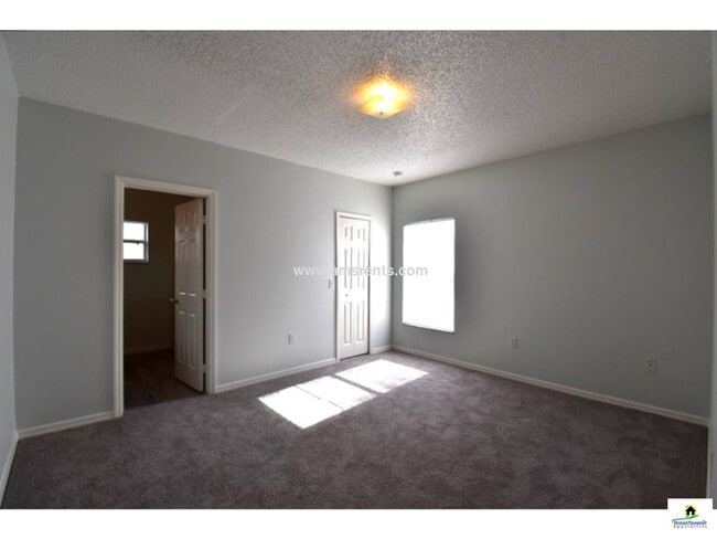 Building Photo - Very Nice cozy 3bd 2ba with a nice size back yard in Poinciana a definite must see!