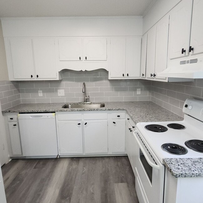 Building Photo - Townhouse Apartment FOR RENT in the Heart ...