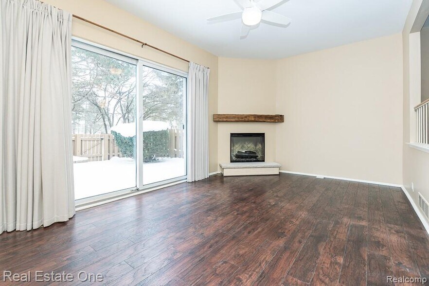 Building Photo - 5075 Buckingham