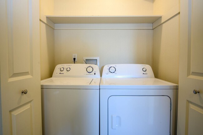Building Photo - Fantastic location! 2 Bed, 2 Ba Unit with off street parking