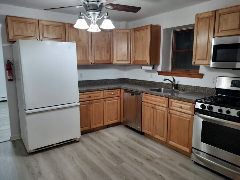 Building Photo - 107 Martha Ave