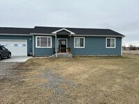 Building Photo - Enjoy space & countryside with this 3 bed ...