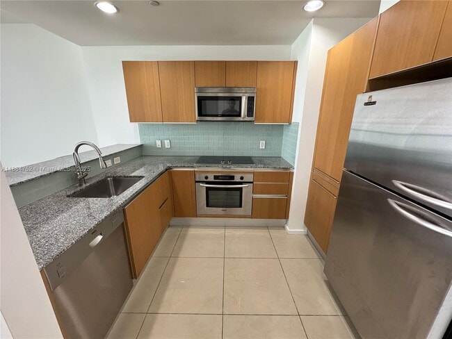 Building Photo - 1050 Brickell Ave