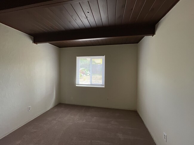 Building Photo - Spacious Pet Friendly Humboldt Hill Home