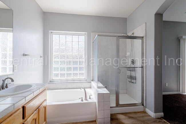 Building Photo - 3 Bedroom/2 Bath Home in Desired Southwest...