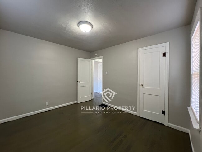 Building Photo - Renovated 2 Bed / 1 Bath !