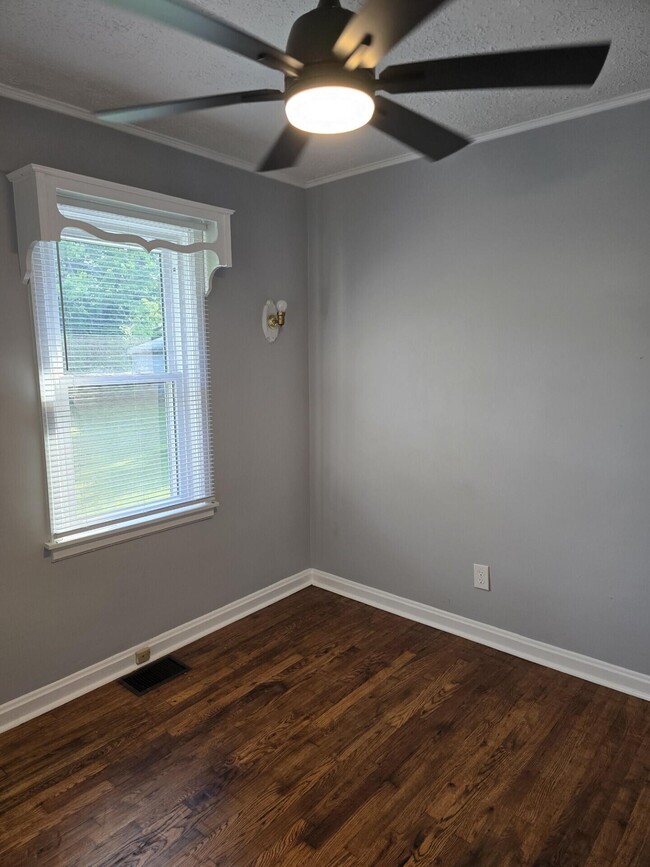 Building Photo - 204 S Robbins Ct