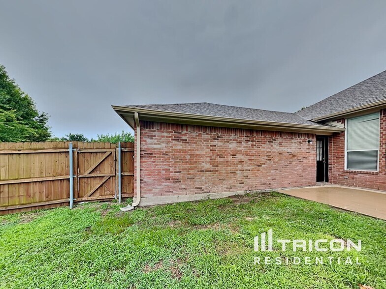 Building Photo - 102 Oak Hollow Ln