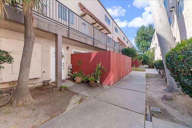 Building Photo - 719 N Eucalyptus Ave