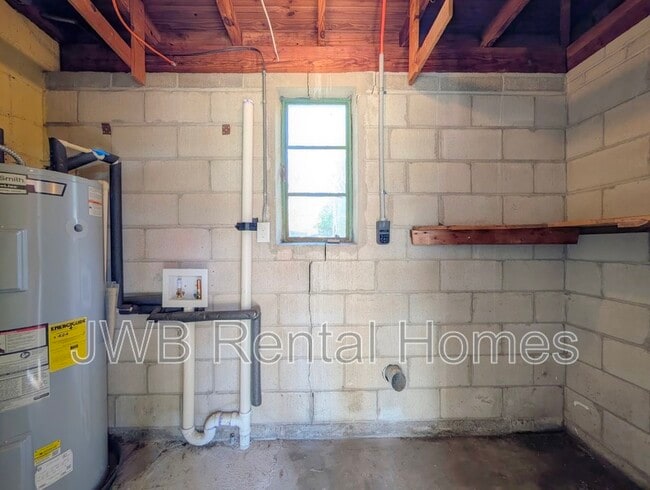 Building Photo - 249 W 44th St