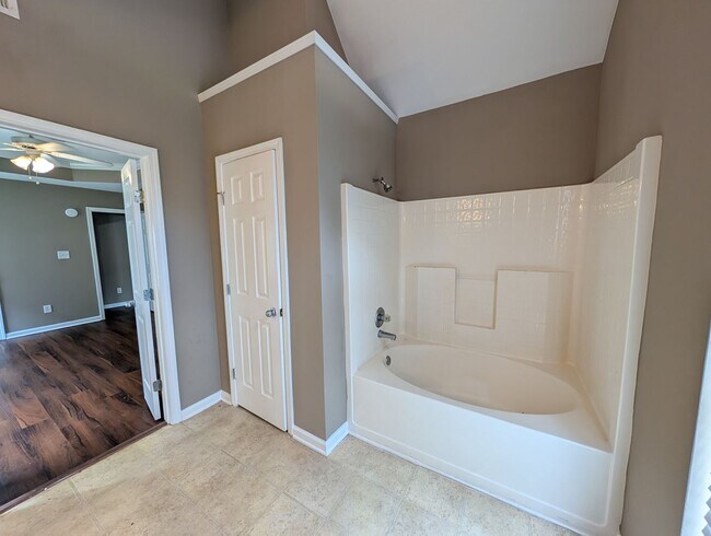 Building Photo - 3BR/2BA Garden Home with Fenced Yard, Great Master Suite