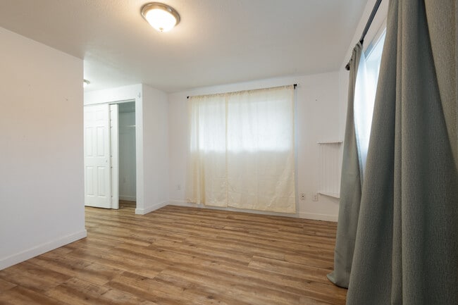 Building Photo - 938 E 65th St