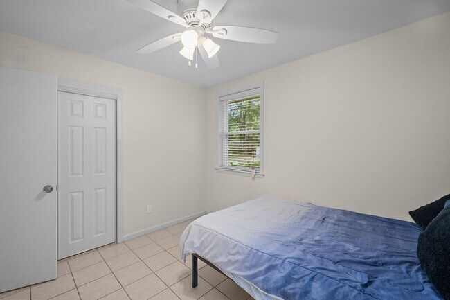 Building Photo - Southside Savannah Gem – 4BR Home in Windsor Forest with Sunroom & Patio