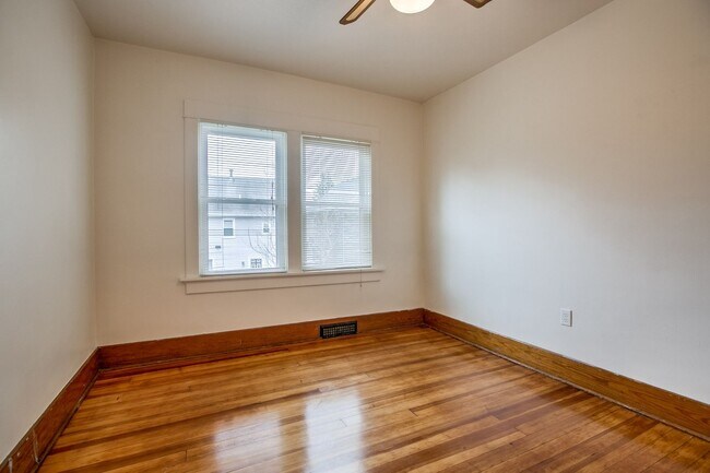 Building Photo - 1327 S 13th St