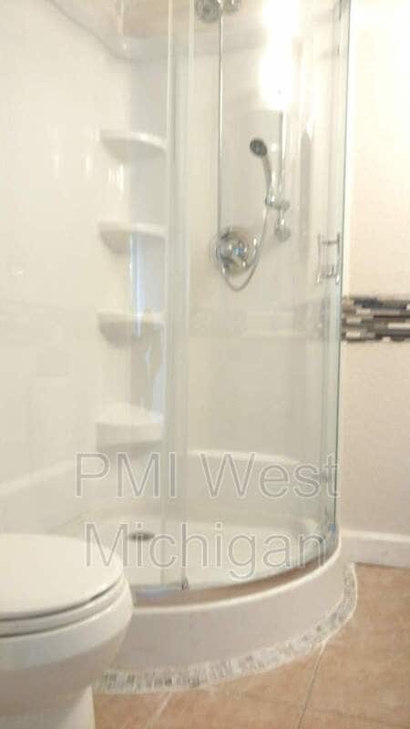 Building Photo - 6433 Wainscot Dr SE